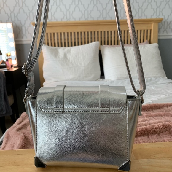 Silver glam purse! 👜 - Picture 2 of 4
